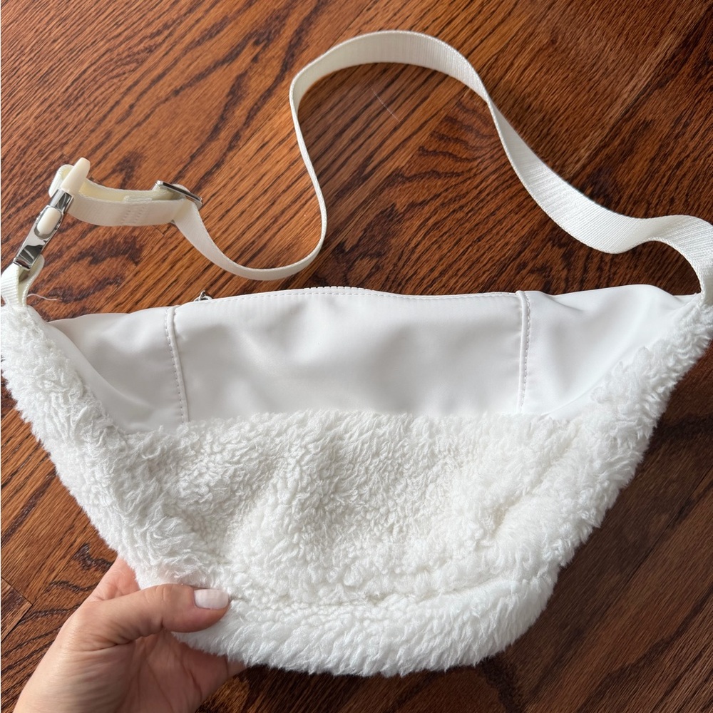 ALO Yoga Sherpa Explorer Fanny Pack - Picture 2 of 2